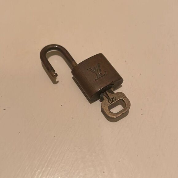 Louis Vuitton Paris Women's Padlock Lock & Key Gold Brass #320 Authentic LV - Picture 3 of 8